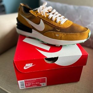Nike waffle one, gold suede, 10.5, new
